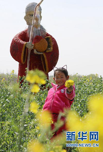 3月23日，河南封丘县陈桥湿地公园，一位小朋友在油菜花海里踏青赏花。
