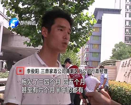 55岁的保洁员石大姐说,她80多岁的老母亲瘫痪在床,为了挣钱她受了不少委屈。