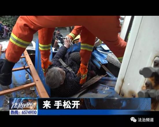 洛阳老人打扫卫生开窗坠楼受伤 消防员紧急营救