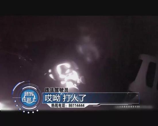 这位男子厉害了!酒驾不配合 还撒泼打滚 这位男子厉害了!酒驾不配合 还撒泼打滚