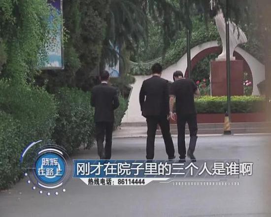 登封润堂房子问题多 楼栋大门家具进不去 经理：拿绳子把家具吊上去