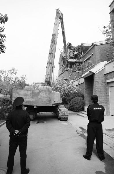 强力拆除违章建筑