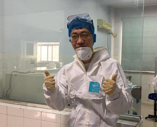 （連續奮戰后剛從實驗室出來的謝楠）