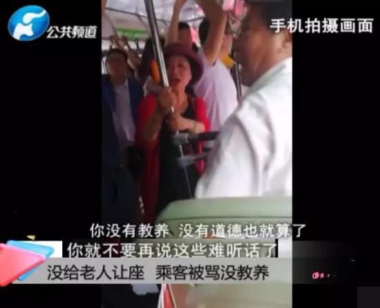 【上图中穿红衣服的大妈(大叔同伴)在说小伙】