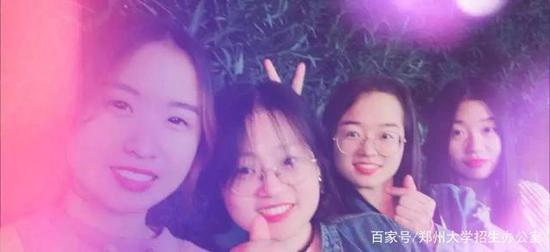 静珠琳(左二)