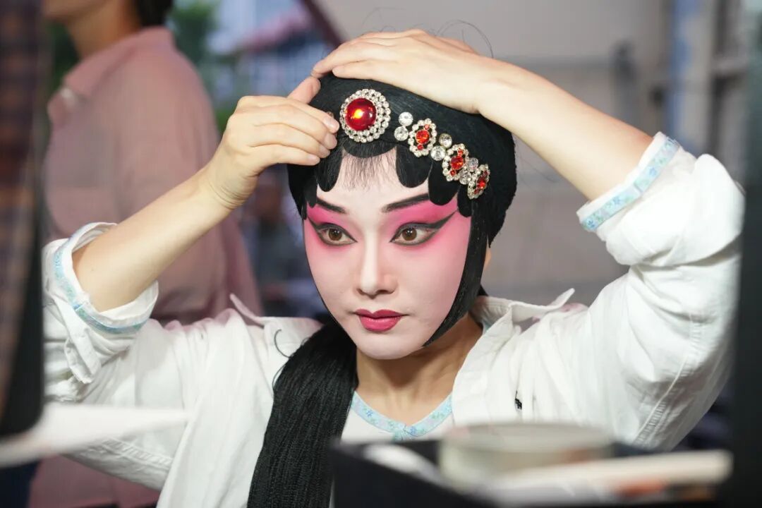  杜永真在化妆