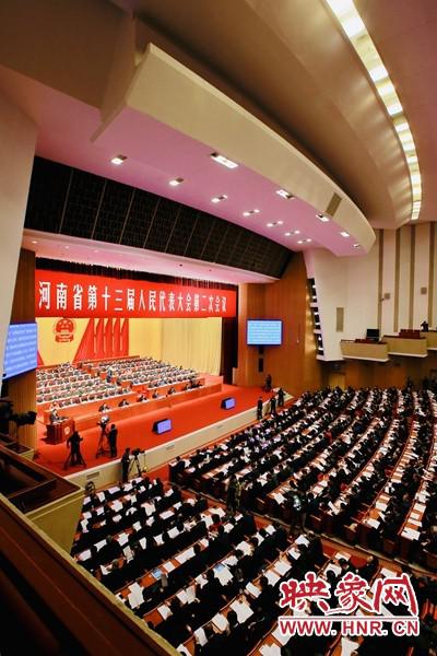 省人大代表認真聽取政府工作報告