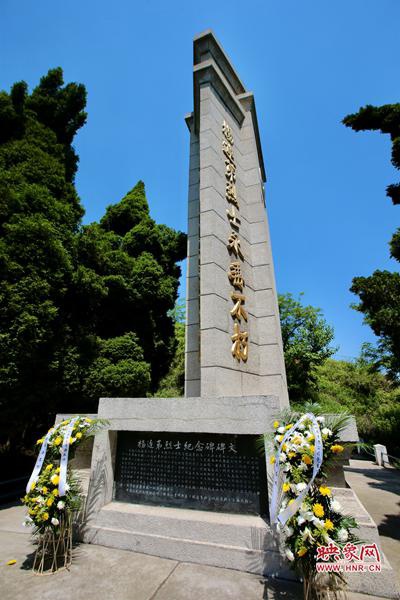 向杨连弟烈士敬献花篮并重温入党誓词