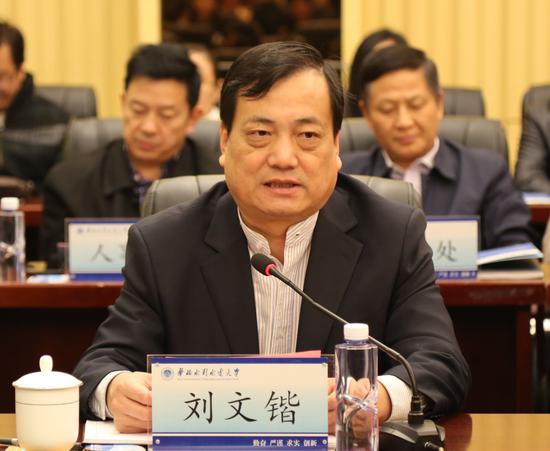 校长刘文锴介绍学校基本情况和办学特色等