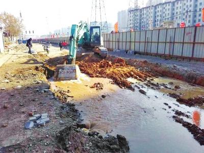 鄭州一自來水管道被挖斷 挖掘斗倒扣堵“噴泉”