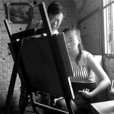 女儿画画,父亲在一旁指导