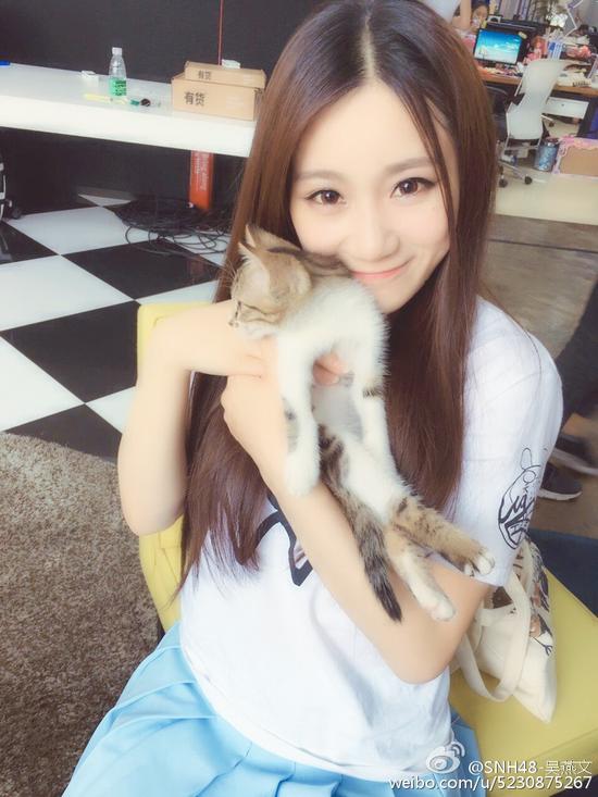 这个巨萌的姑娘就是,snh48成员,同时也是河南工业大学校花吴燕文.
