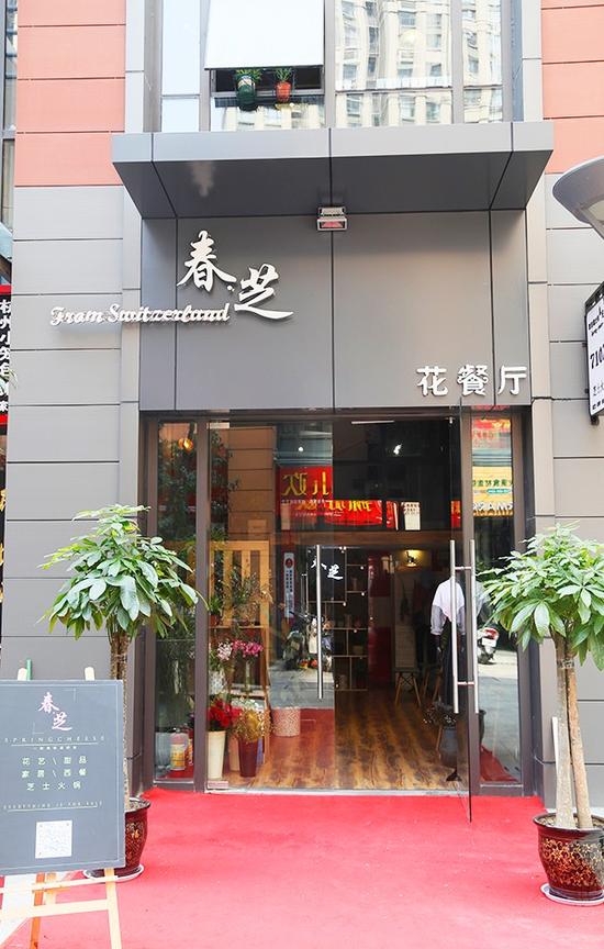 http://7xo6kd.com1.z0.glb.clouddn.com/upload-ueditor-image-20161018-1476755219131063510.jpg 刚走到店门口的时候,看到一楼店铺竟然挂的满满当当的都是女装,还以为自己走错了门,但是进去之后才发现店铺里还有二层。