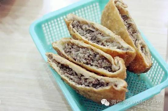 一刀切两半,内里满满的粉条和牛肉沫多到仿佛要溢出来,