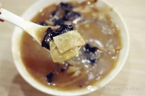 浓稠厚重的口感,除了各种香料外,汤里的各种配搭也是功不可没。