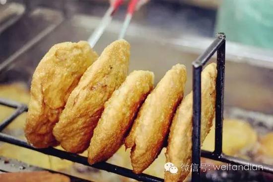 刚出锅的现炸牛肉盒,一定是胡辣汤的最佳伴侣。