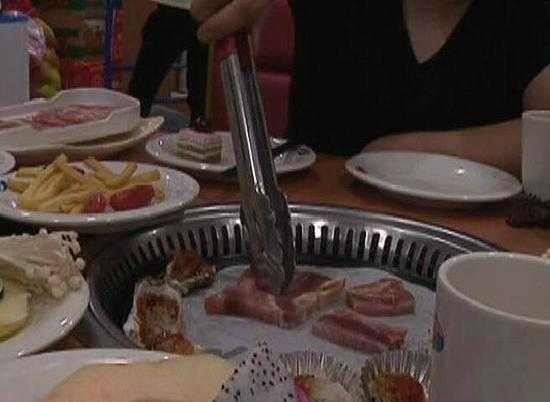 暗訪漢麗軒自助餐：變質(zhì)食材顧客吃剩的飯菜回收