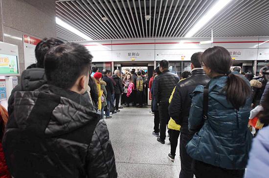 早高峰紫荊山地鐵站再次限流