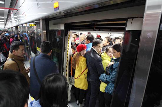 早高峰紫荊山地鐵站再次限流