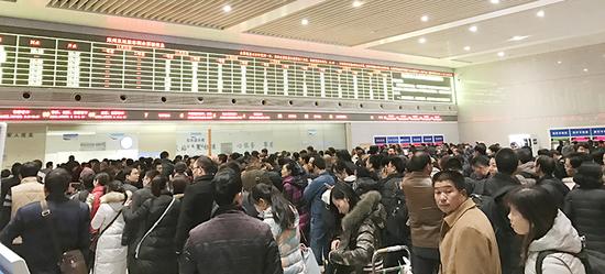 受大雪影响，23日郑州东站37趟列车停运