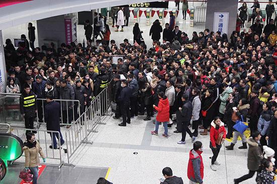 早高峰紫荊山地鐵站再次限流