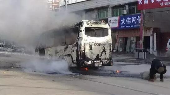 长葛一公交突然起火烧成废铁 整个车被大火吞噬