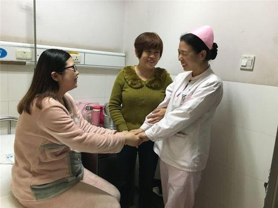 时隔26年 郑州母女二人由同一助产士接生