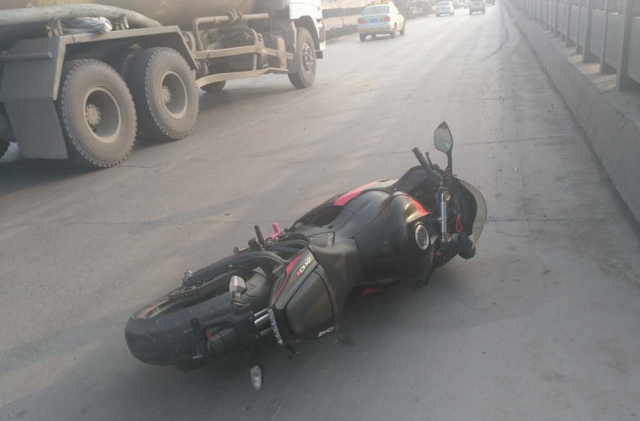 郑州路口摩托车与货车相撞 男子伤势过重死亡