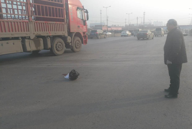 郑州路口摩托车与货车相撞 男子伤势过重死亡