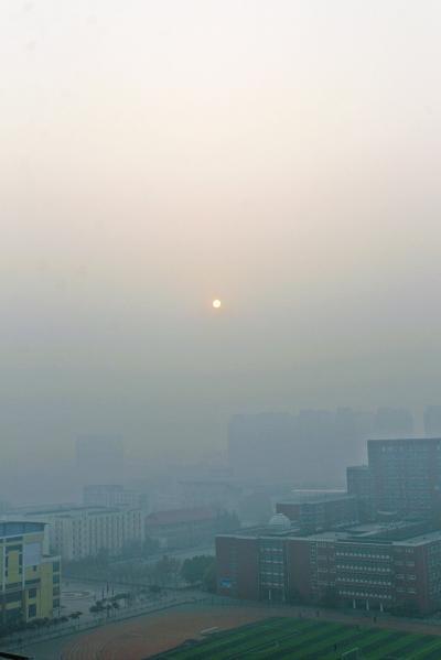 　　郑州浓重的雾霾下，太阳被缩小成了一个小点。记者白周峰摄影