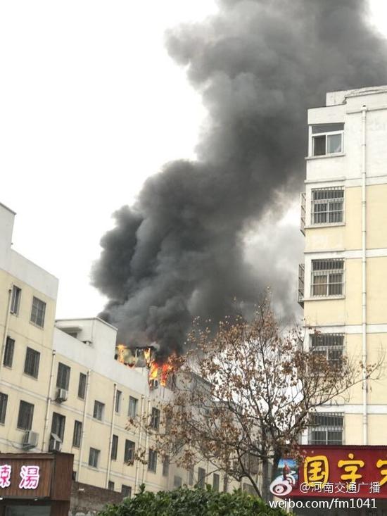 【鄭州通泰路白莊西南角一小區頂層著火 現場明火很大】