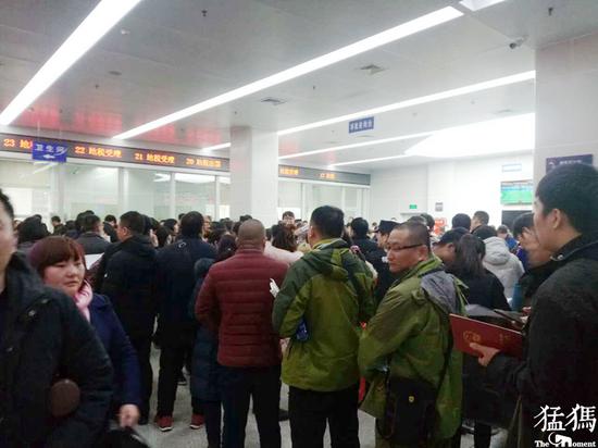 网传房产契税元旦起将上调 市民扎堆办理