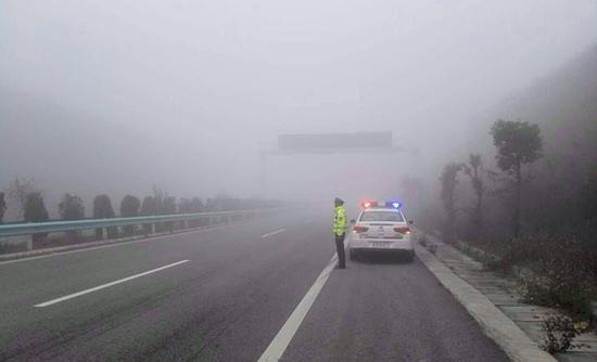 　　1月9日，记者从省交通运输厅获悉，目前因雾管制的路段有：