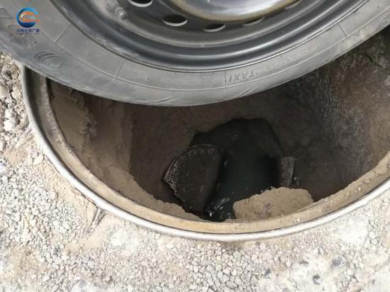 郑州窨井坑人一辆出租车前轮陷进井里动弹不得