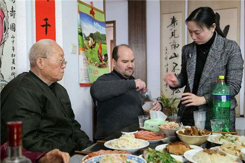“福莱恩很注重河南传统,吃饭时给长辈夹菜,很习惯使用筷子和碗,是个懂礼貌的外国小伙。”福来恩的中国岳父夸赞说。