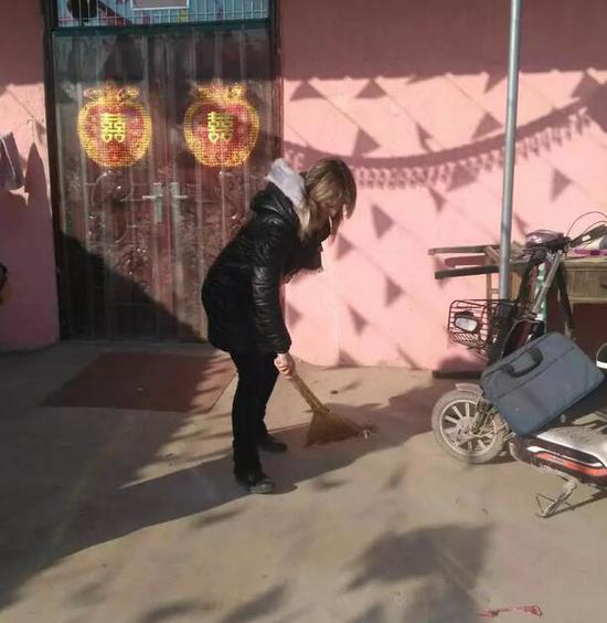 偶爾也會做做家務，郭亞軍透露，每頓飯都是魯娜端碗。