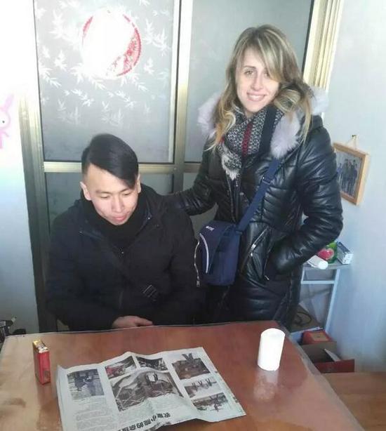 和丈夫一起看濮陽日報上報道的東北莊雜技。