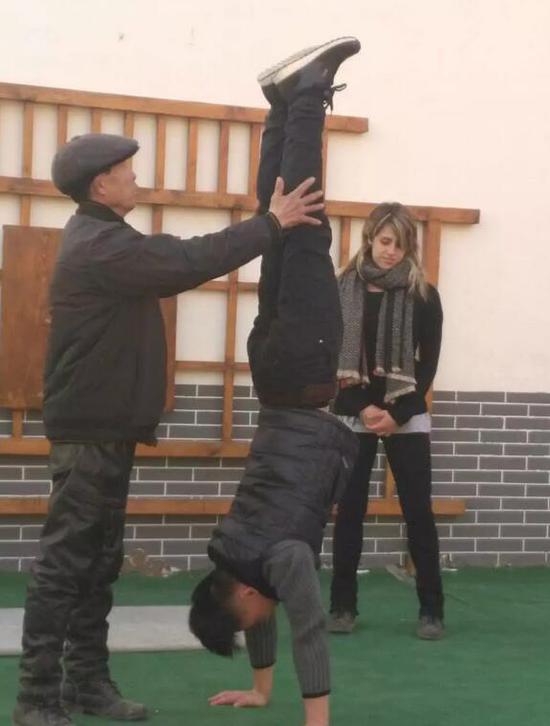 郭亞軍和劉德義交流雜技，魯娜在一旁觀看。