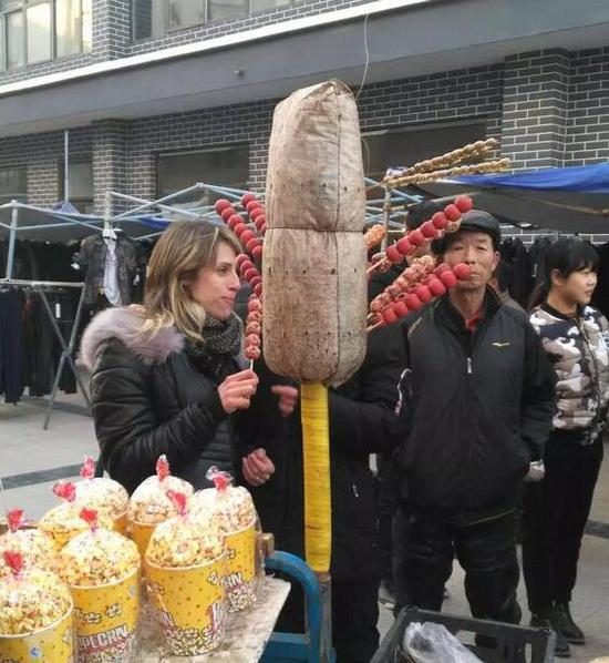和丈夫一起逛東北莊雜技產(chǎn)業(yè)園，冰糖葫蘆是我的最愛(ài)哦。