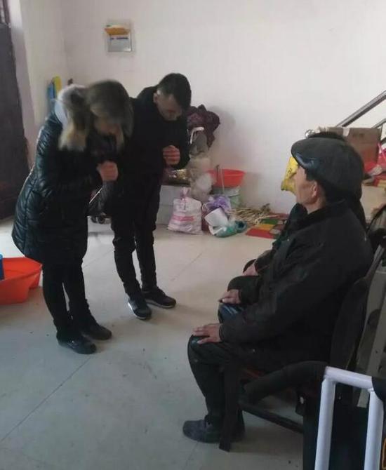 跟著丈夫去師傅家看望師傅