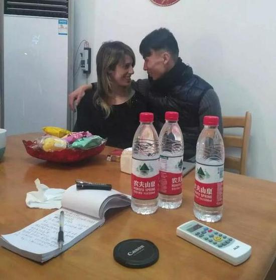 夫妻倆濃情蜜意