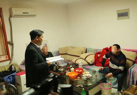 執行局局長張宏宇將被執行王某堵在家中