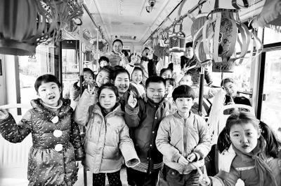 農科路小學的學生們用燈籠將公交車裝扮得美美噠