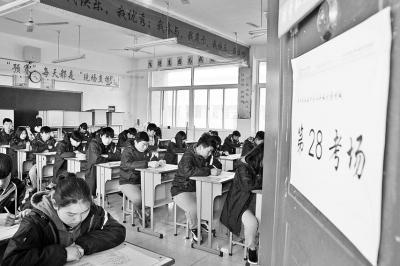 周口文昌中學開學第一天，學生已進入考試狀態。(記者于揚實習生李玉坤攝影)