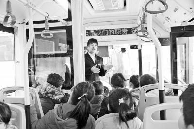 中原區特色實驗小學里，公交公司工作人員講解安全知識。