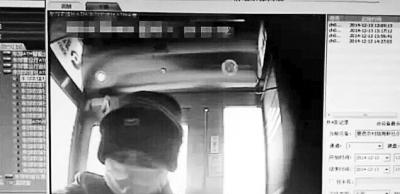 劉某取錢時被拍影像