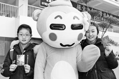 經開區實驗小學里，卡通人物迎接孩子開學報到。