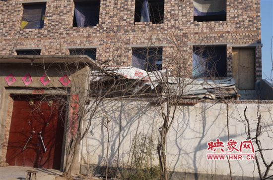 郝秋爽現(xiàn)如今住的房子是村民們和親戚幫助修建的，屋內(nèi)的家具是別人送的。