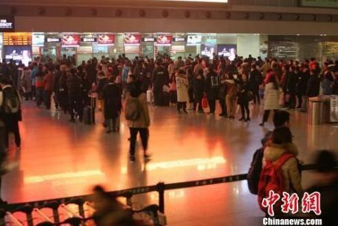 今年大年三十，成都机场旅客在排队办理值机手续。吕俊明 摄