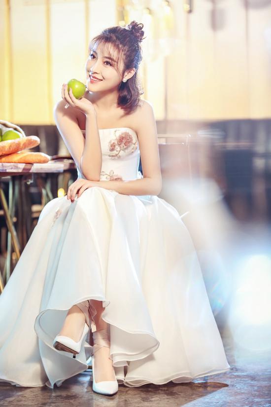 甘婷婷扎半丸子頭時尚青春